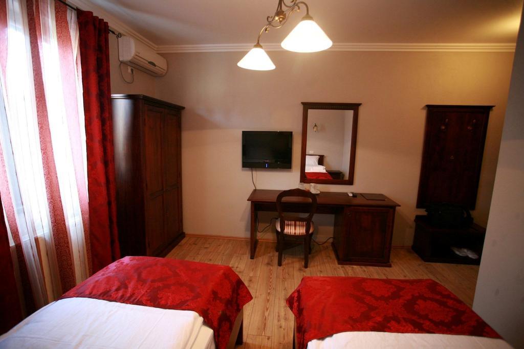 Pensiunea Antique Târgu Jiu Kamer foto