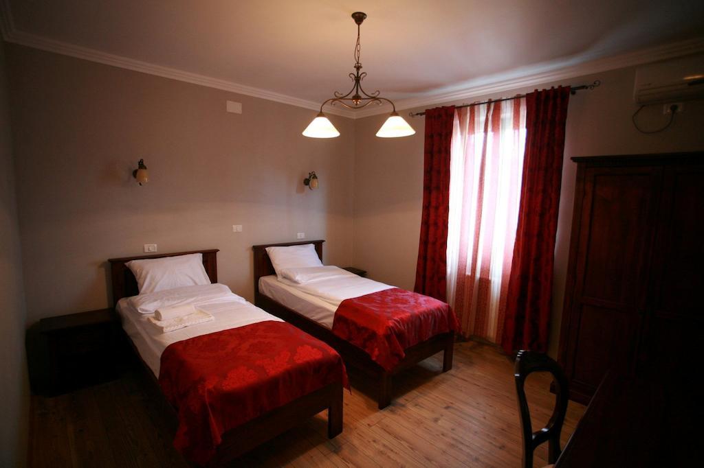 Pensiunea Antique Târgu Jiu Kamer foto